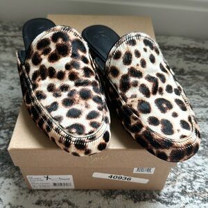 Joie snow leopard flats size 38.5